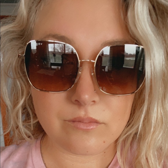 Adorable square frame Vogue sunglasses! - Picture 5 of 6